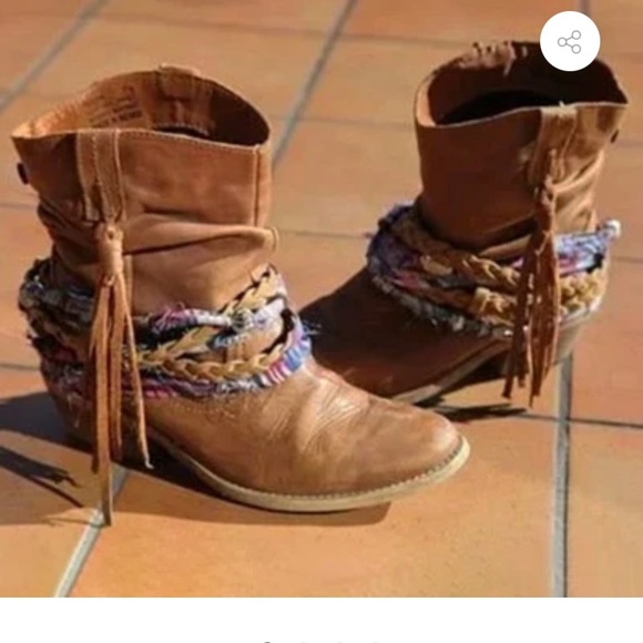 NWOB western, cowboy, boho booties. Never worn. Fashion Shoe House. Size 6. - Picture 5 of 6